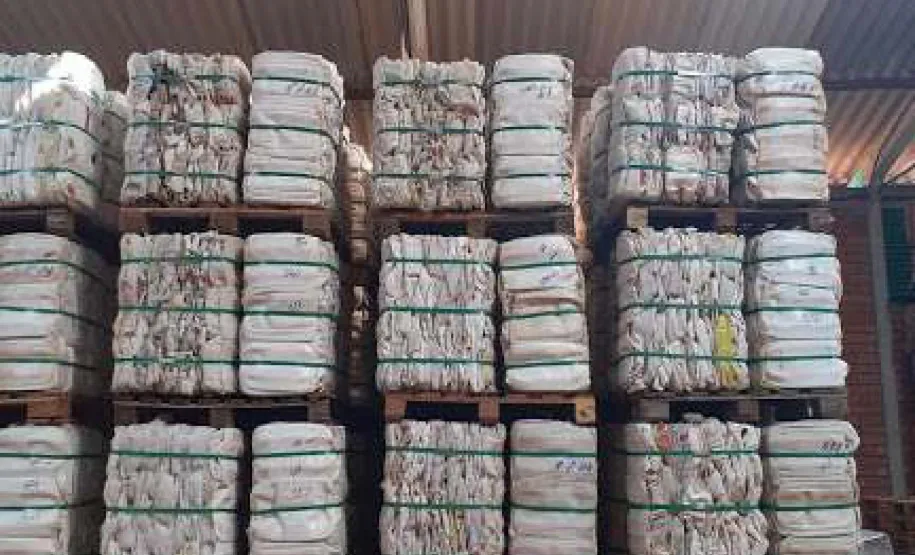 Embalagens prensadas e organizadas para correta destinação. Foto: INPEV - Guarapuava.