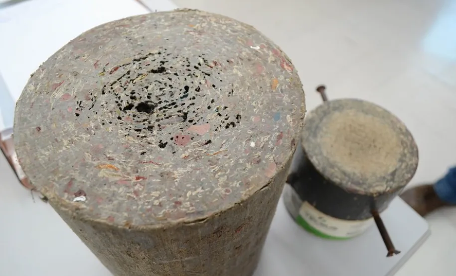 Cinza aproveitada para produção de material sólido.