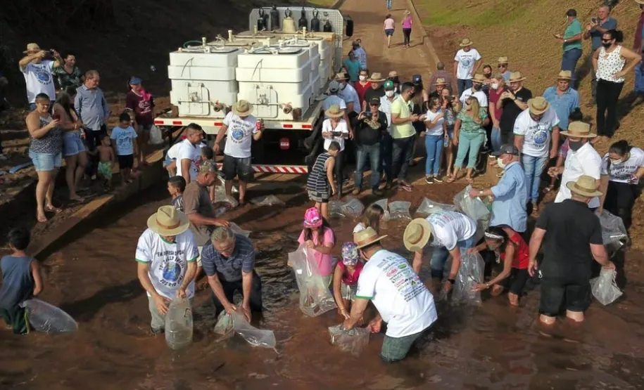 Soltura de alevinos. Foto: Divulgação SEDEST.