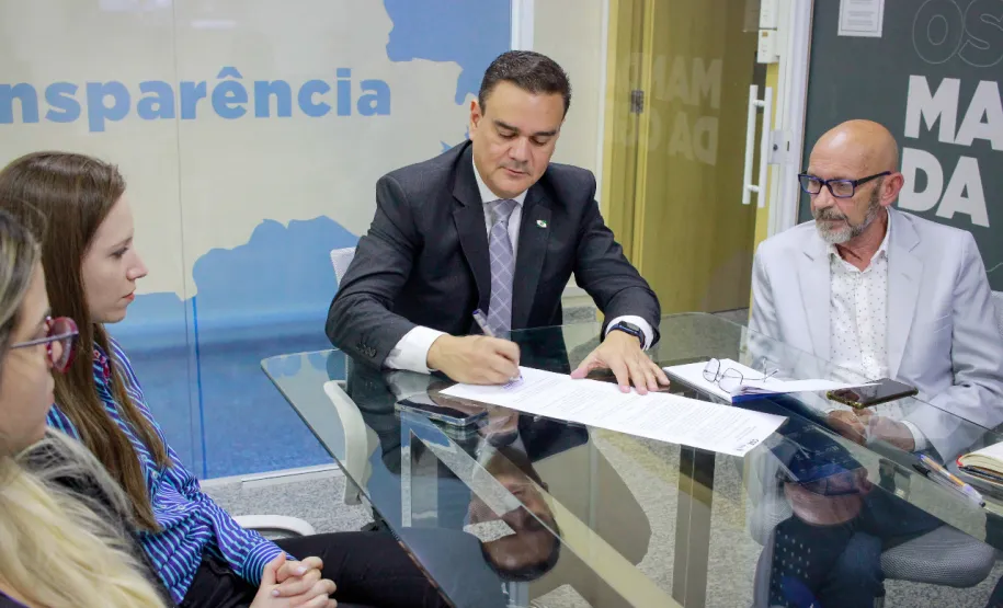 Controlador Geral do Estado, Dr. Raul, assinando a resolução de criação do Escritório de Gestão de Projetos