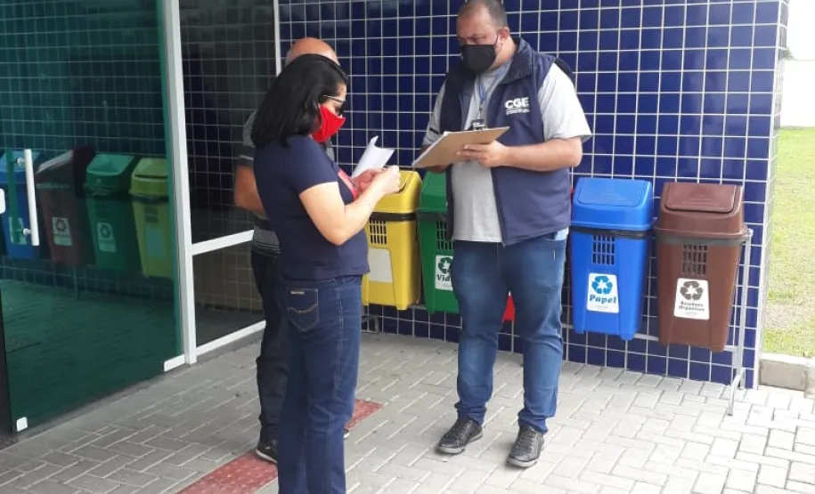 Trabalho de conversa com moradores que passaram por atendimentos em serviços públicos paranaenses