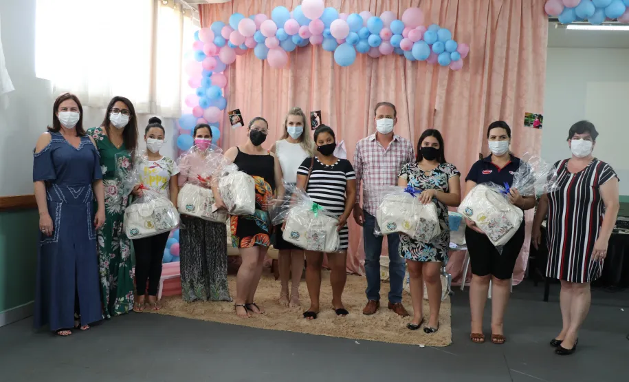 Prefeito juntamente com coordenadoras de Saúde e Assistência Social, e gestantes.