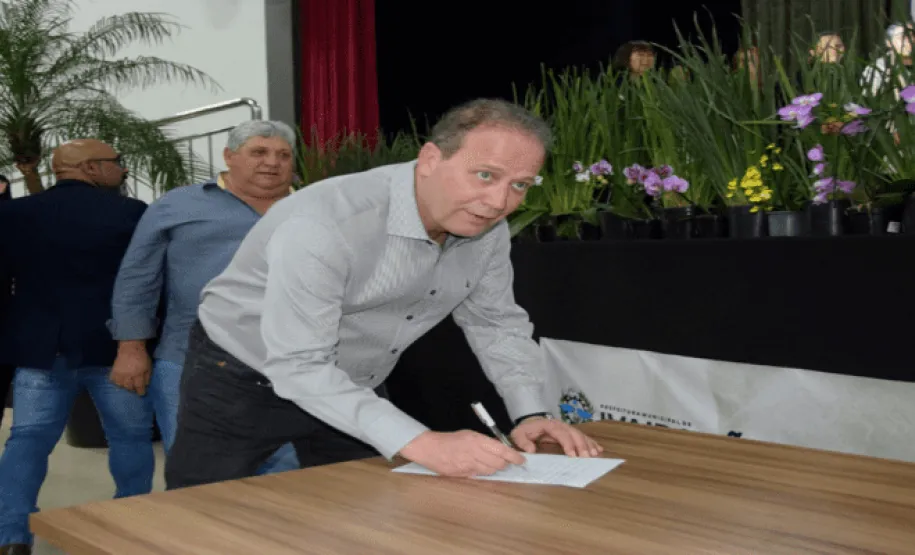 Prefeito Carlos Gil assinando o Pacto Sobre o Reflorestamento do Parque Natural Municipal Mata do Placídio