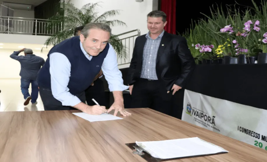 Vice Prefeito Marcelo Reis assinando o Pacto Sobre o Reflorestamento do Parque Natural Municipal Mata do Placídio