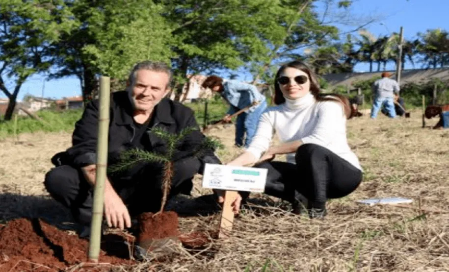 Vice Prefeito, Marcelo Reis e Denise Kusminski, Diretora do Departamento Municipal de Meio Ambiente e Serviços Urbanos
