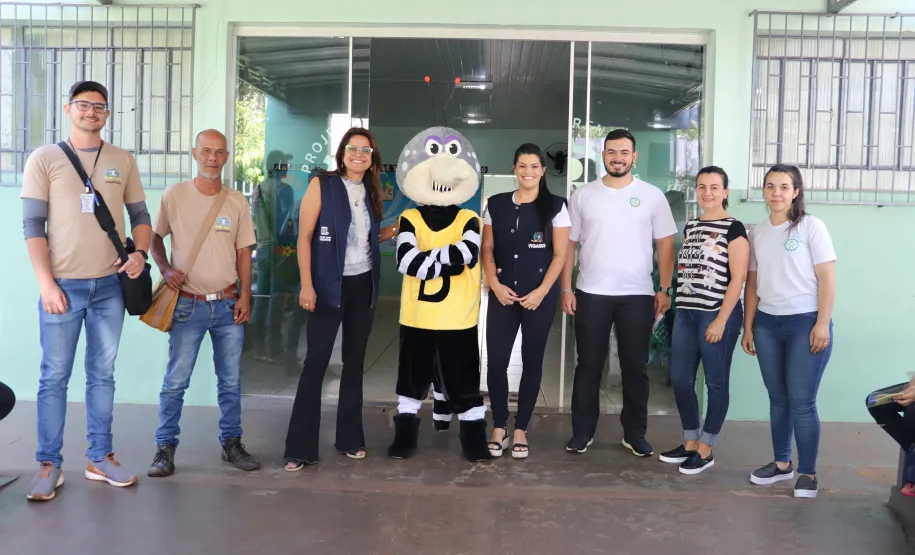 Crianças do Programa de Formação Super Agente de Combate à Dengue vistoriam residências em Ivaiporã