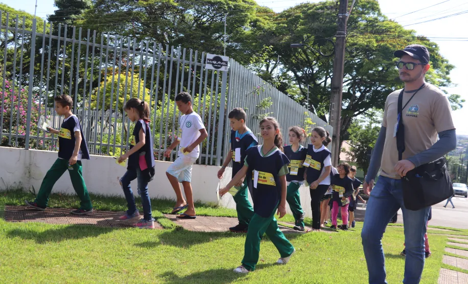 Crianças do Programa de Formação Super Agente de Combate à Dengue vistoriam residências em Ivaiporã