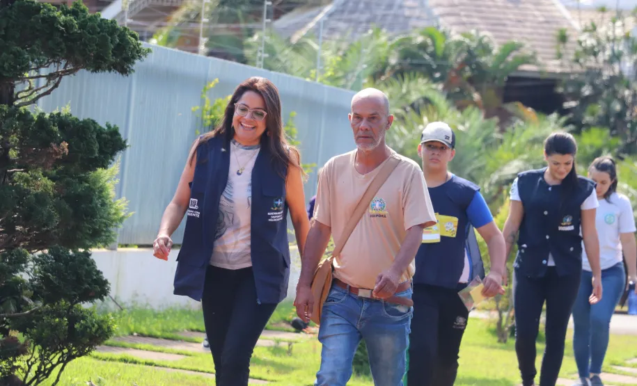Crianças do Programa de Formação Super Agente de Combate à Dengue vistoriam residências em Ivaiporã