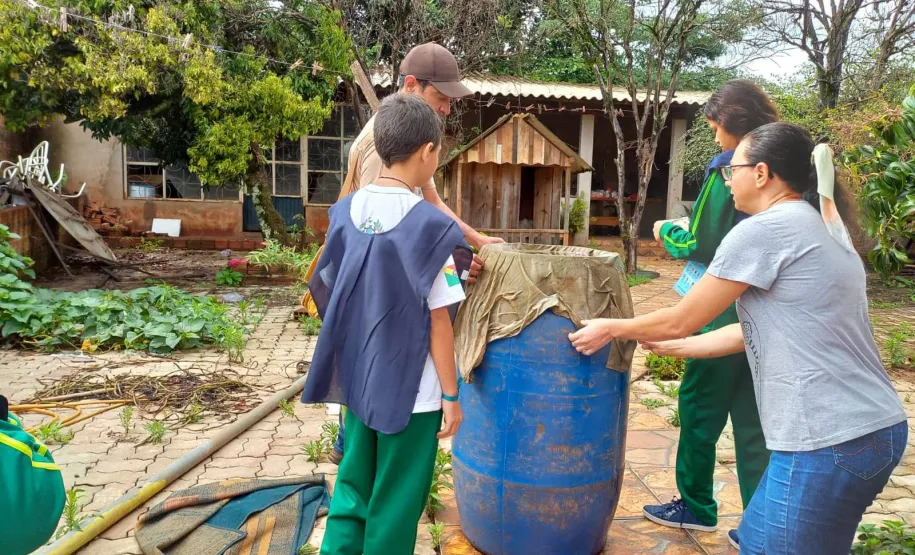 Crianças do Programa de Formação Super Agente de Combate à Dengue vistoriam residências em Ivaiporã