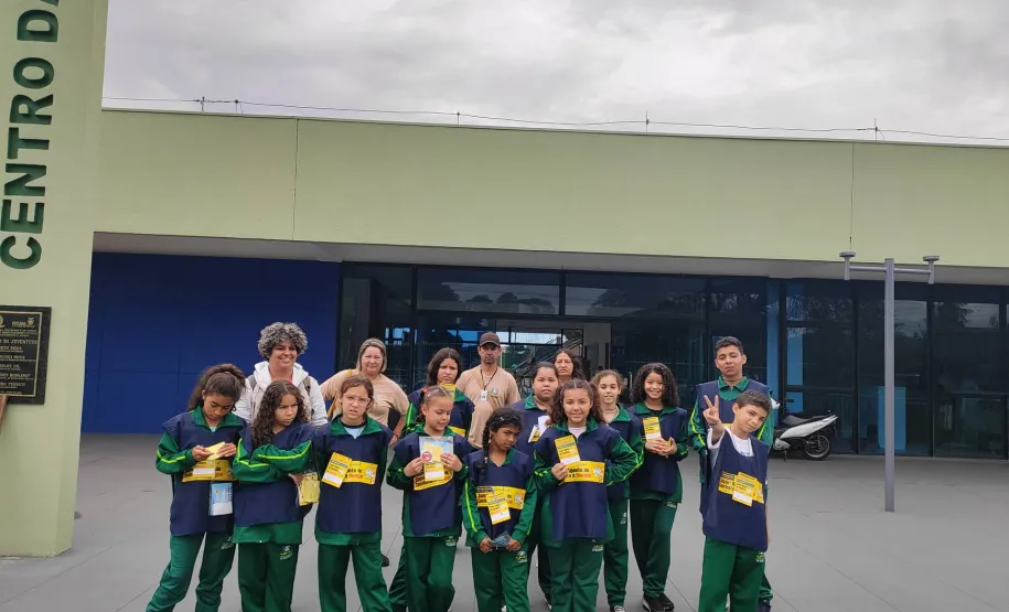 Crianças do Programa de Formação Super Agente de Combate à Dengue vistoriam residências em Ivaiporã