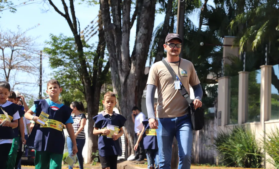 Crianças do Programa de Formação Super Agente de Combate à Dengue vistoriam residências em Ivaiporã