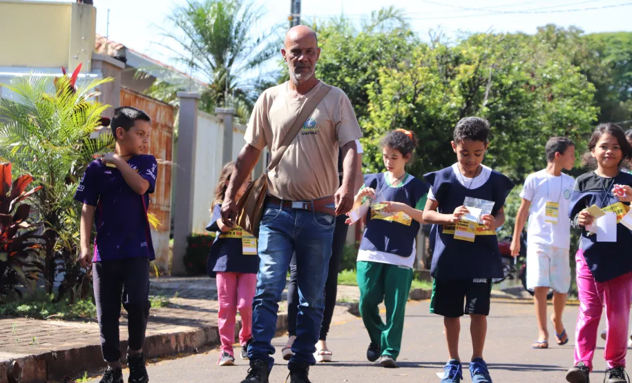 Crianças do Programa de Formação Super Agente de Combate à Dengue vistoriam residências em Ivaiporã