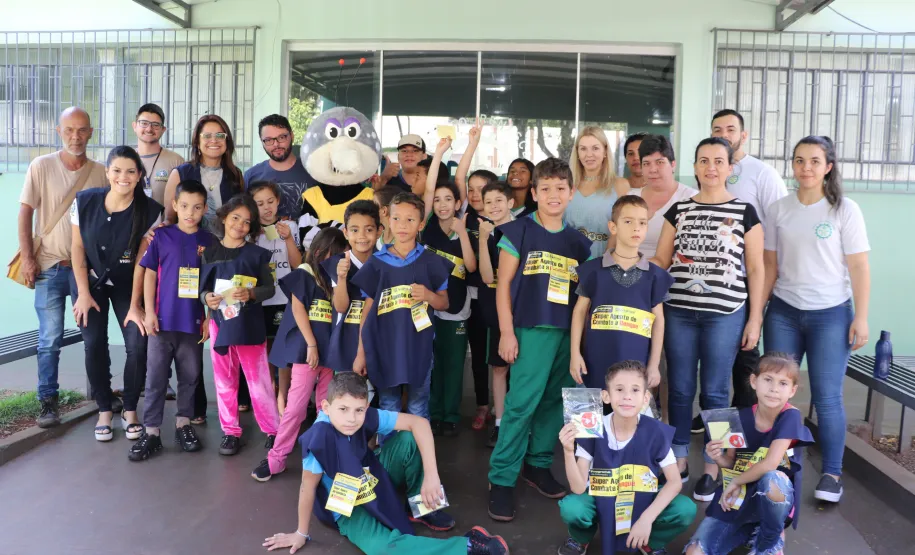 Crianças do Programa de Formação Super Agente de Combate à Dengue vistoriam residências em Ivaiporã