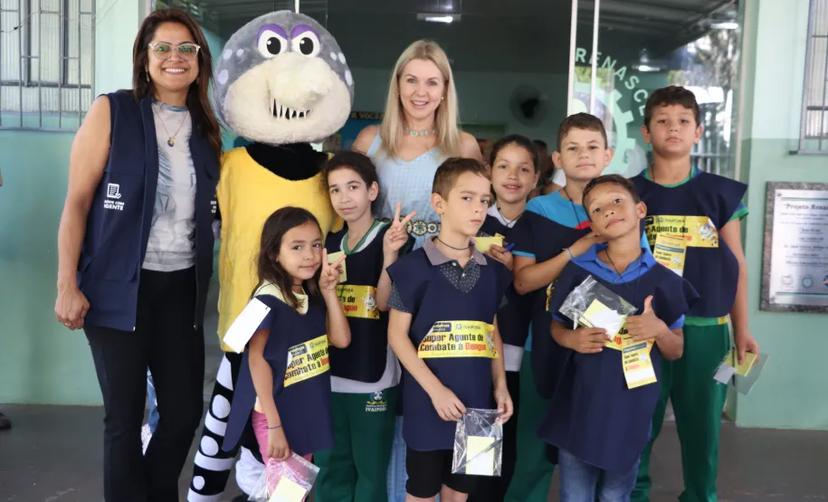 Crianças do Programa de Formação Super Agente de Combate à Dengue vistoriam residências em Ivaiporã