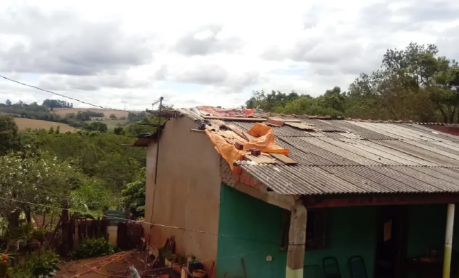 Casa coberta com lonas improvisadas após o vendaval