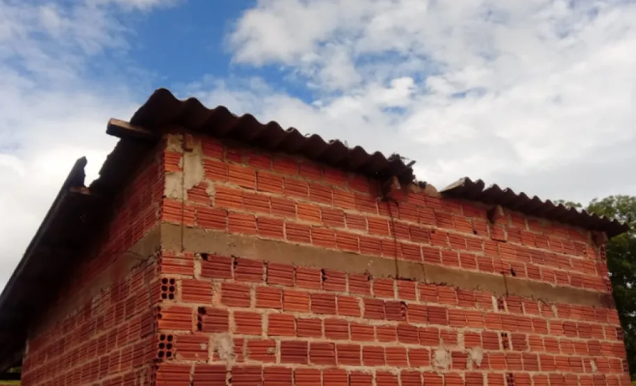 Casa com telhas danificadas