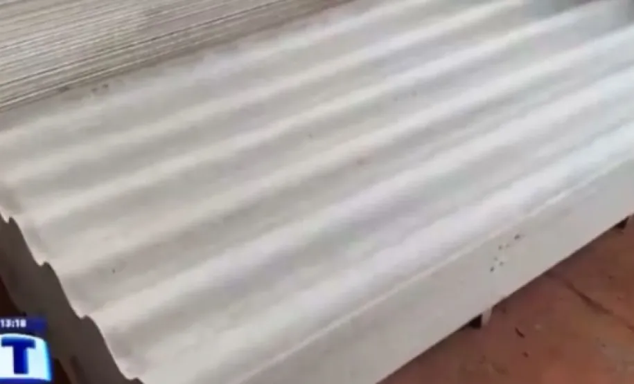 Telhas eternit que serão disponibilizadas para as pessoas inscritas no CadÚnico que tiveram suas casas afetadas pelo vendaval.