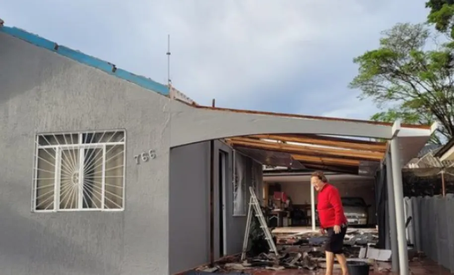 casa destelhada devido ao vendaval