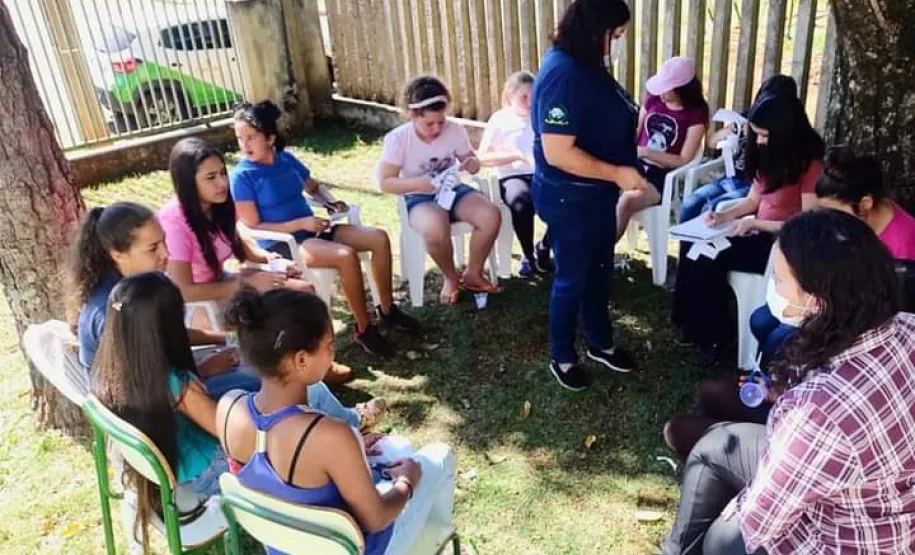 Profissionais da Saúde da Prefeitura de Ivaiporã e adolescentes se reúnem mensalmente na Unidade Básica de Saúde Alto Porã