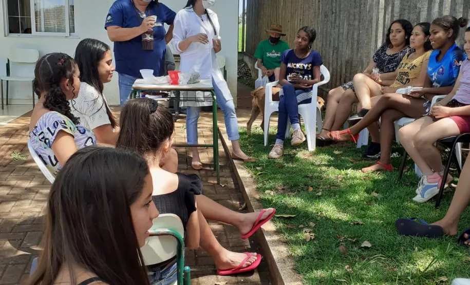Profissionais da Saúde da Prefeitura de Ivaiporã e adolescentes se reúnem mensalmente na Unidade Básica de Saúde Alto Porã