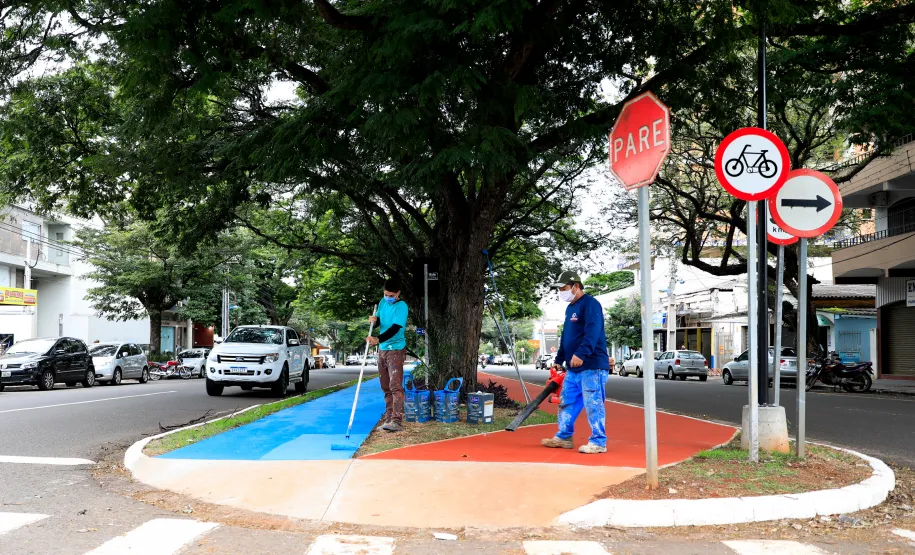 Canteiro compartilhado: pedestres e ciclistas.