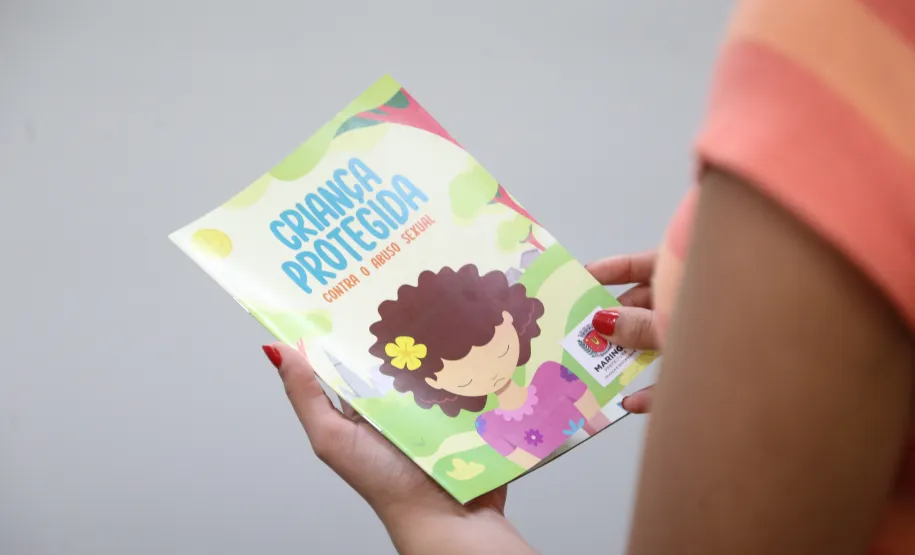 Foto da capa da cartilha Criança Protegida.