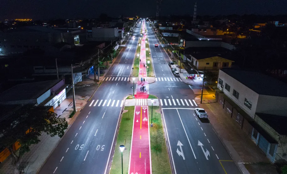 Vista da Avenida Carlos Borges com iluminação em LED.