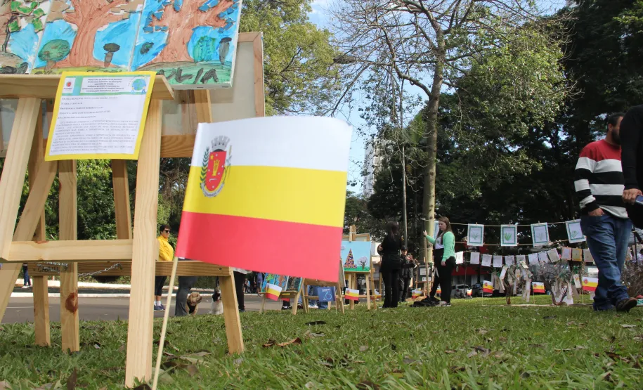 Exposição dos trabalhos no entorno do Parque do Ingá.