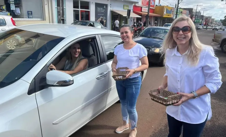 entrega de lembrnaça praça publica