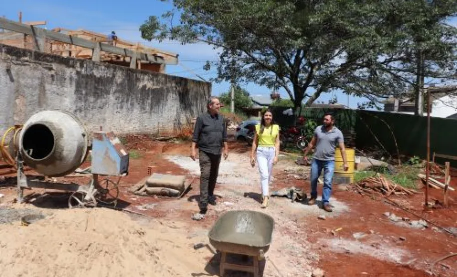 Equipe acompanhando a obra.