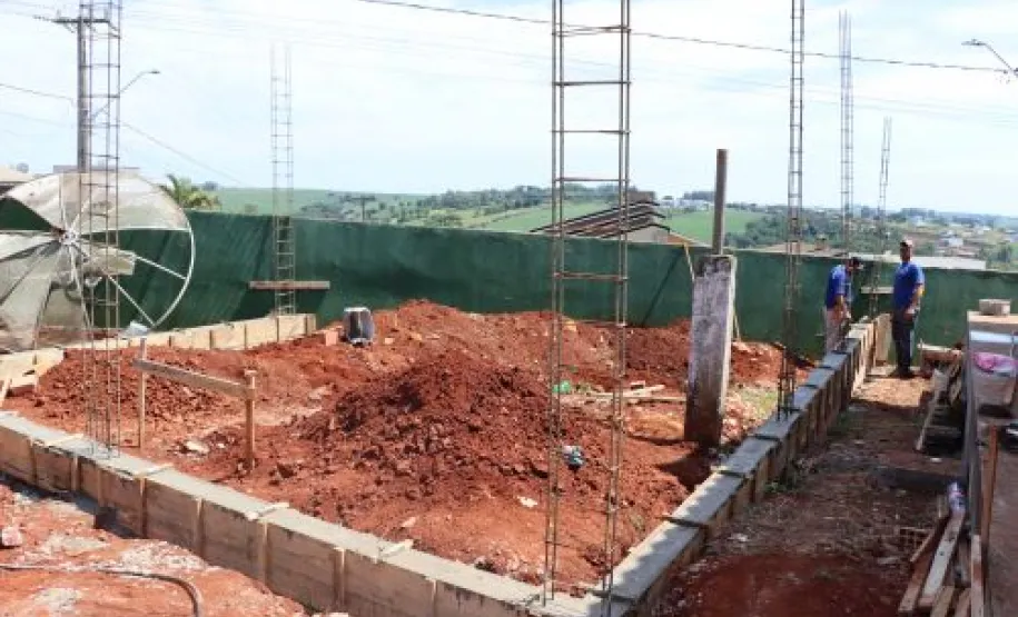 Equipe acompanhando a obra.