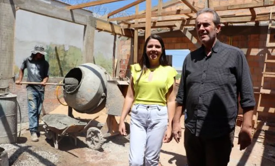 Prefeito em exercício e Diretora Municipal e Educação acompanhando a obra..