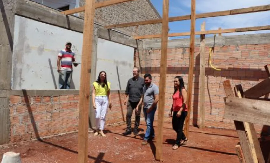 Equipe acompanhando a obra.