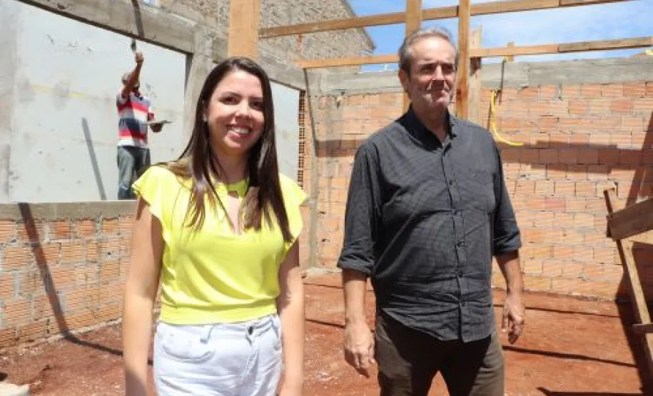 Prefeito em exercício e Diretora Municipal e Educação acompanhando a obra.