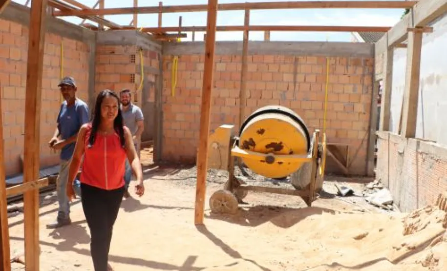 Equipe acompanhando a obra.