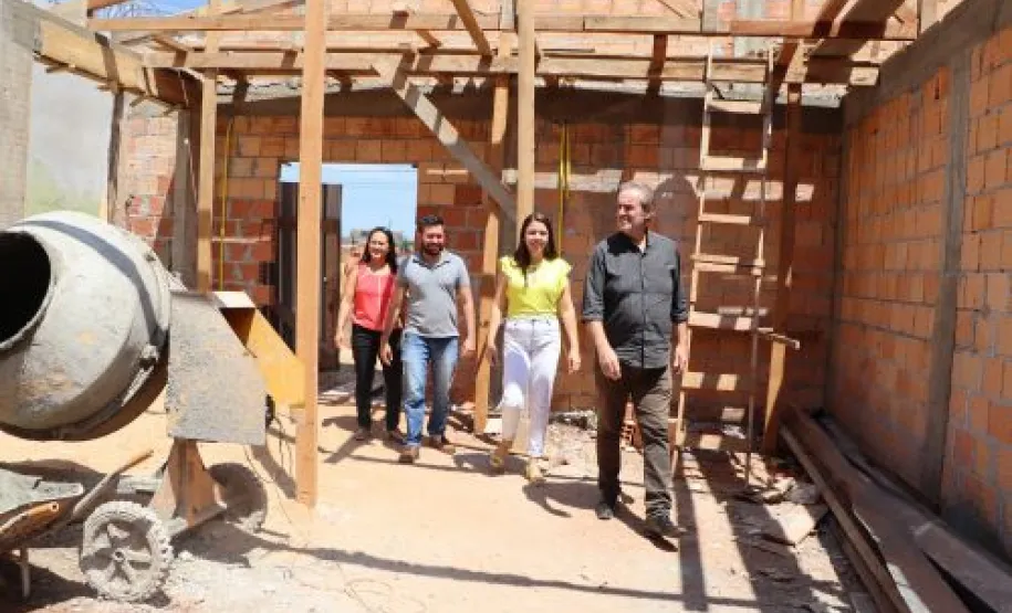 Equipe acompanhando a obra.