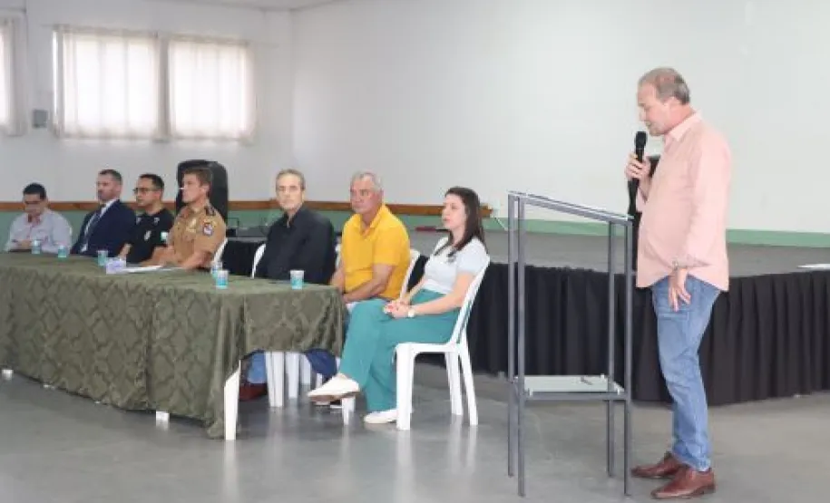 Prefeito Carlos Gil.