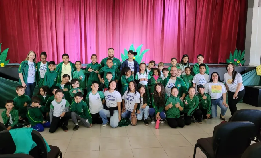 Equipe Ceju junto alunos