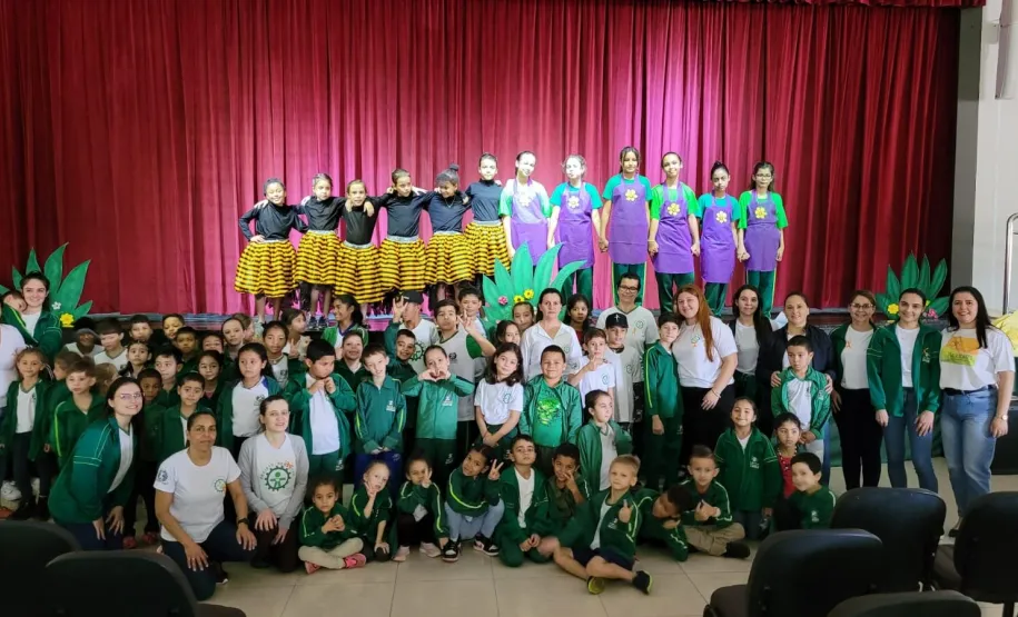 Equipe Renascer e alunos