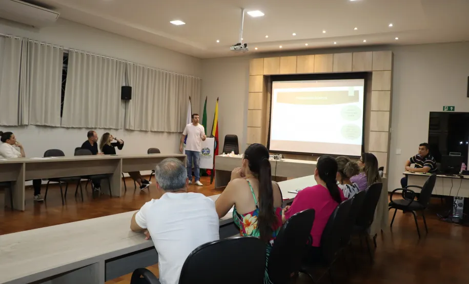 Profissionais durante a apresentação do Enf.º Cleber.