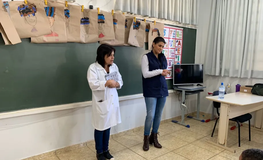 Enfª Nilza Fernandes e a Farmacêutica Ana Regina da Epidemiologia Municipal na escola.