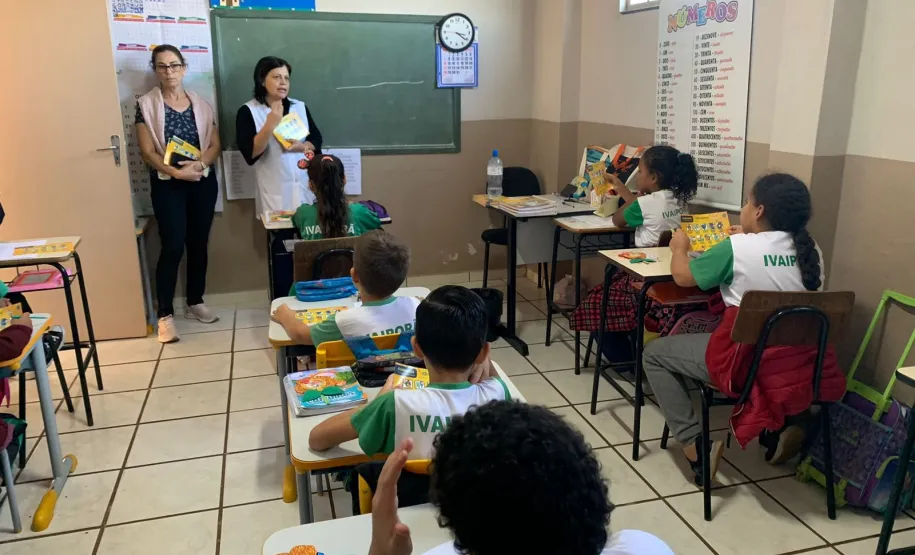 Durante a palestra sobre os cuidados da Dengue os alunos receberam folheto informativo, com ações de cuidados e prevenção da Dengue.