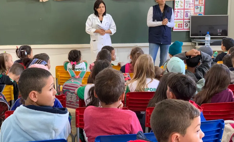 Palestra administrada as crianças sobre a conscientização da Dengue.