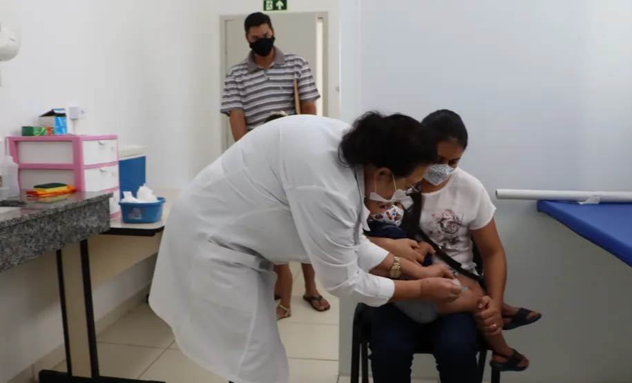 Aplicação de Vacina em crianças nas UBS.