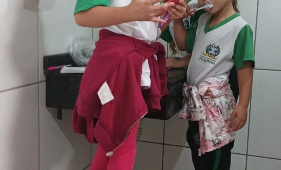 Crianças realizando escovação, saúde bucal.