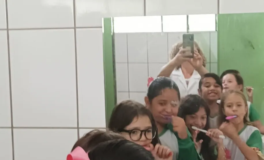 Escovação supervisionada na escola.