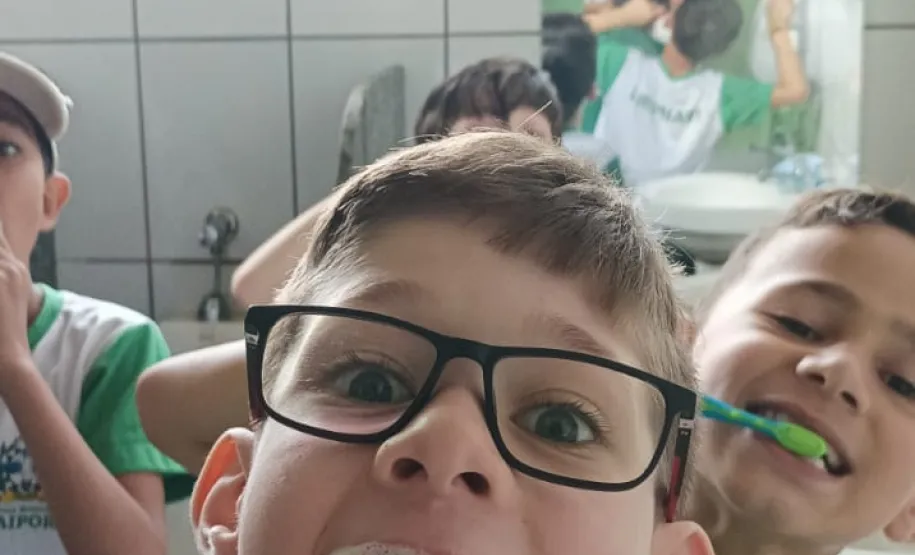 Escovação supervisionada, na escola.