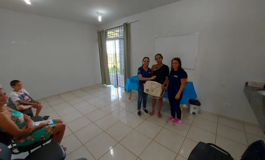 Encontro com as gestantes, e entrega de Kits, pela equipe da UBS Santo Antônio. (Enfermeira e Agente de Saúde)