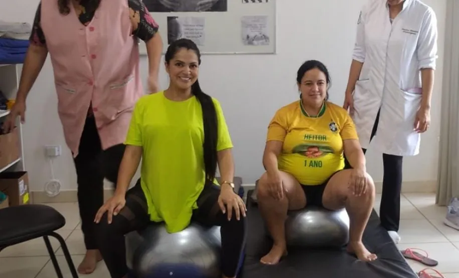 Equipe Multiprofissional realizando atendimento as gestante, visando o bem estar na gestação.