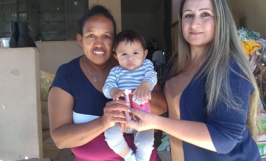 Mãe acompanhada pelo PCF, recebendo sua lembrança de dia da mulher